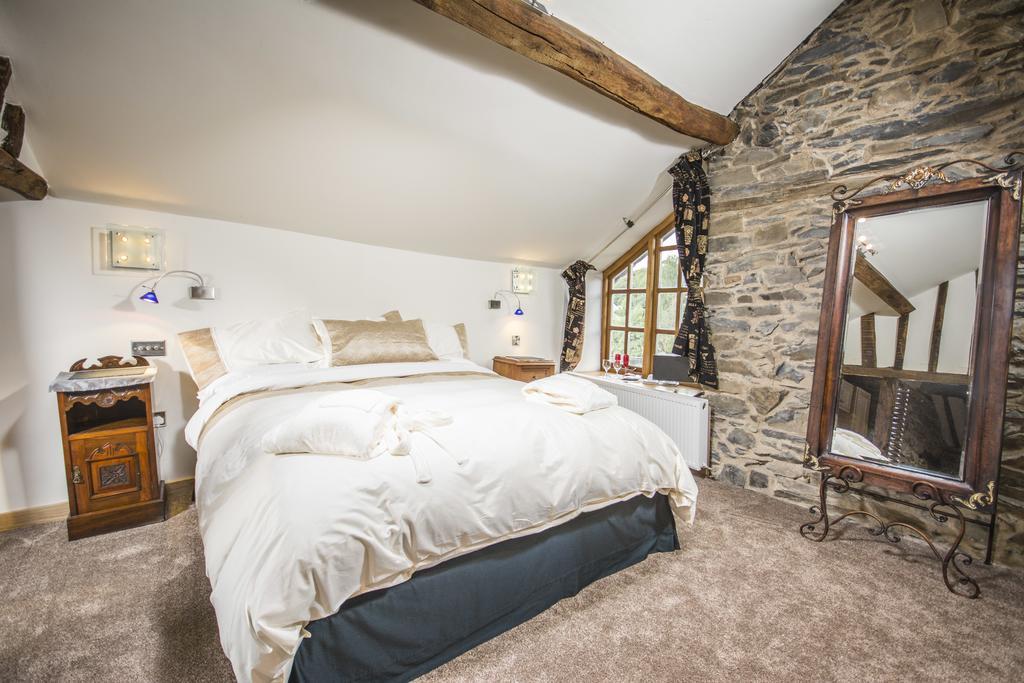 Self Catering Accommodation, Cornerstones, 16Th Century Luxury House Overlooking The River Llangollen Exterior foto